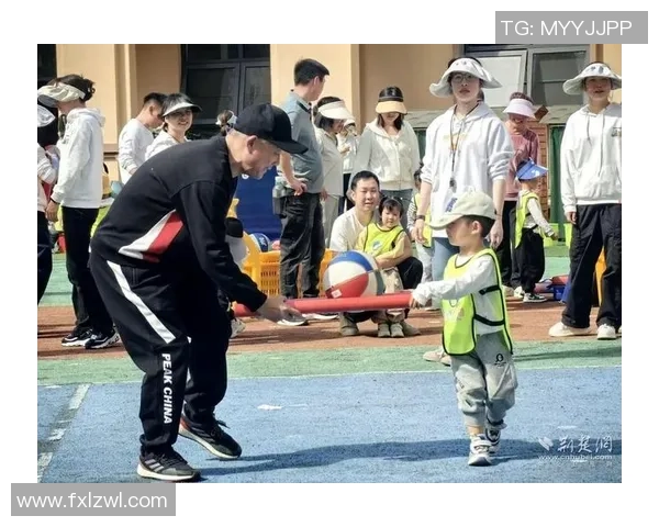 幼儿园篮球拍球小游戏促进孩子运动能力与团队合作精神的快乐体验